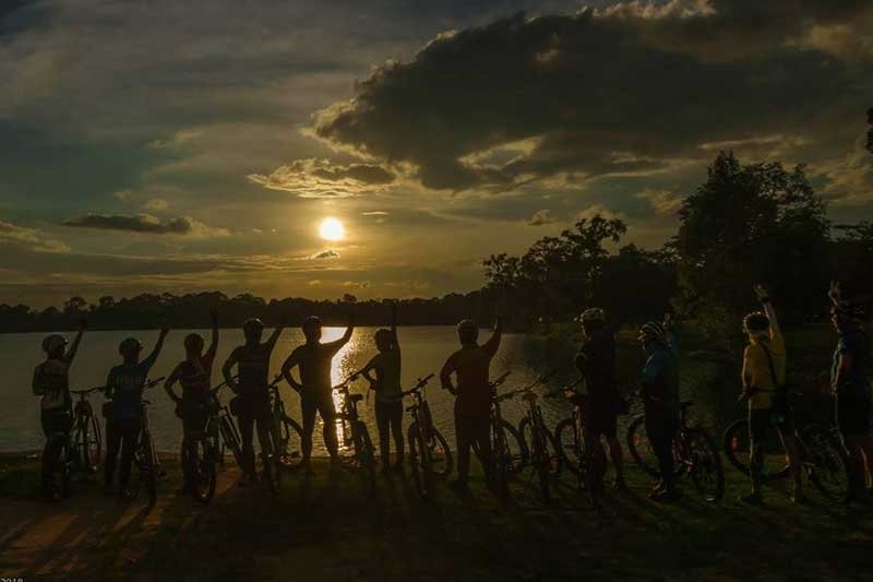 From Siem Reap: Angkor Wat Guided with Sunrise Bike Tour